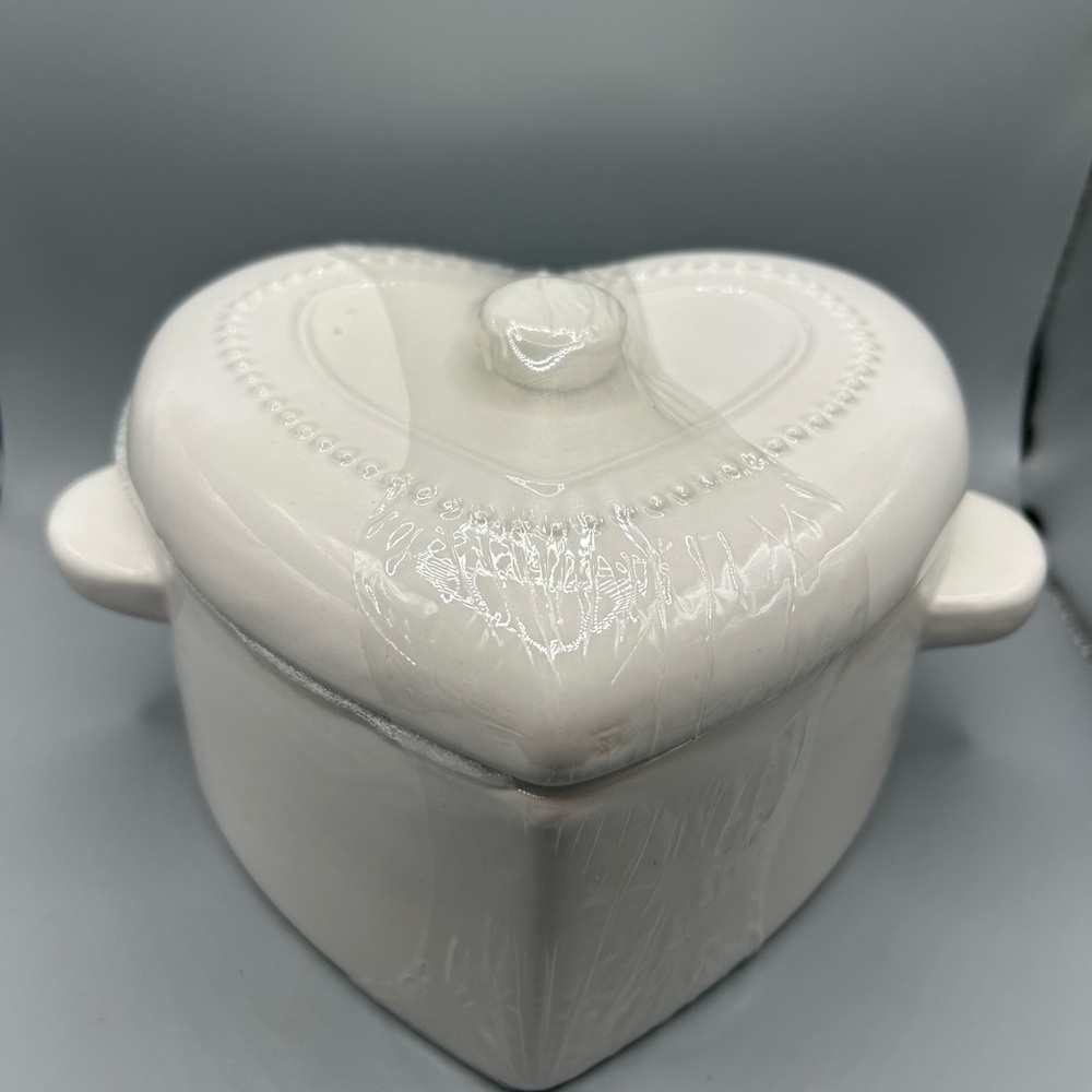 Target Bullseye Playground White Valentine’s Day Heart Dutch Oven 2025 NEW